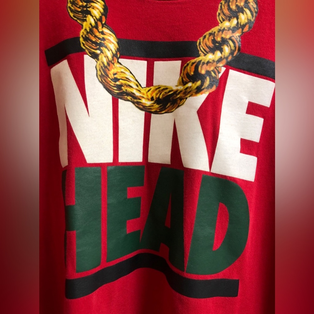 NAS NIKE HEAD ‘Got Kicks That Excite The Feds’ Red Tee with Gold Chain Graphic - Picture 6 of 8